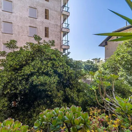 Into The Blue Seaside Flat Lavagna